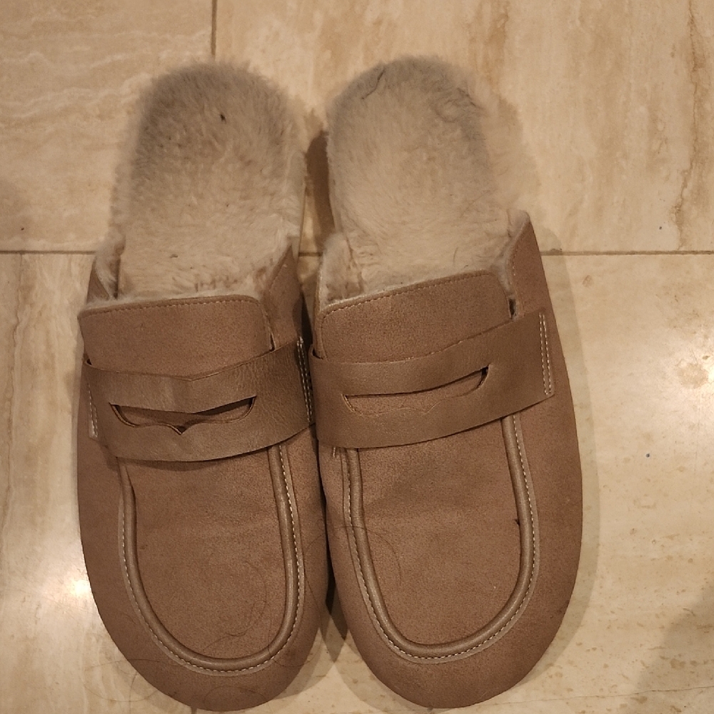 Cozy Tan Slippers with Faux Fur Lining